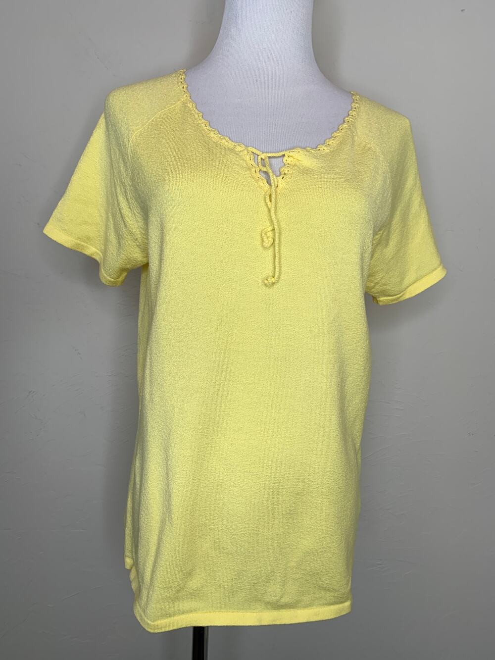 Sag Harbor Yellow Knit Top  Scalloped Trim Tie Neck Sz Small